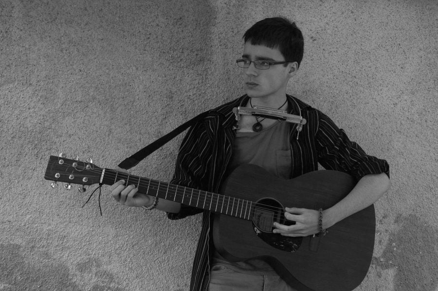 joven tocando guitarra con mano izquierda